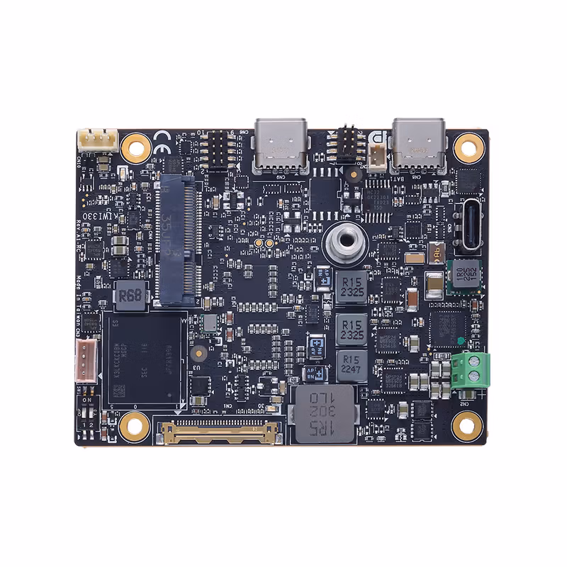 基板裏面。取り付け穴もあり、狭小スペースへの固定も考慮されています。