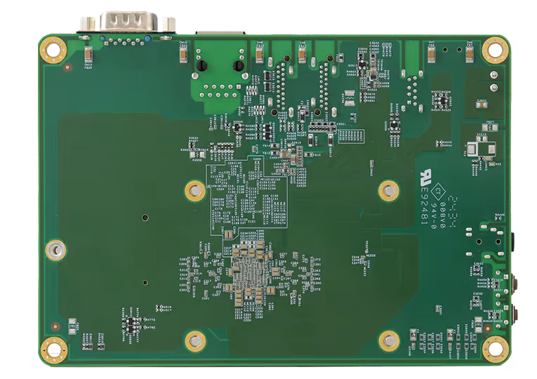 斜め方向からのカット。3.5インチサイズ特有の横長基板に、ポート類が効率的に配置されています。
